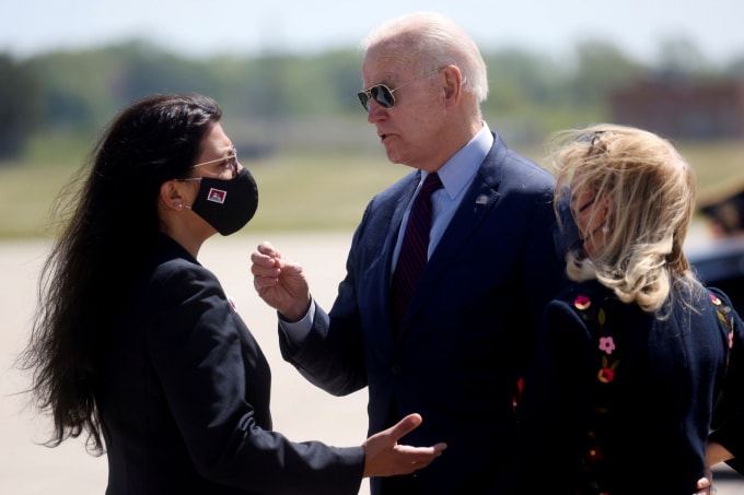 Hạ nghị sĩ Hoa Kỳ Debbie Dingell và Hạ nghị sỹ Rashida Tlaib đón Tổng thống Hoa Kỳ Joe Biden tại sân bay Detroit Metropolitan Wayne County, Detroit, Michigan, Hoa Kỳ, ngày 18 tháng 5 năm 2021 - Ảnh: REUTERS