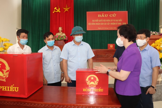 Bộ trưởng Bộ Nội vụ Phạm Thị Thanh Trà kiểm tra hòm phiếu.