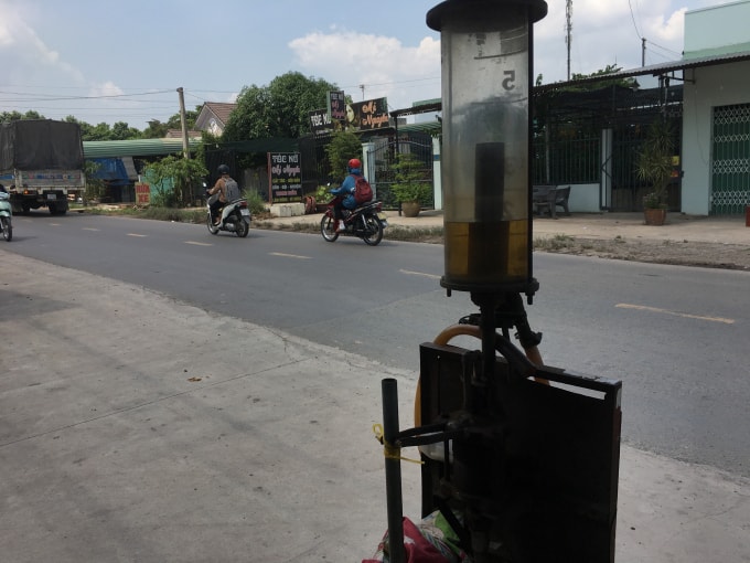 Một số cây xăng nhỏ lẻ mọc lên “như nấm” trên nhiều tuyến đường ở Đồng Nai.