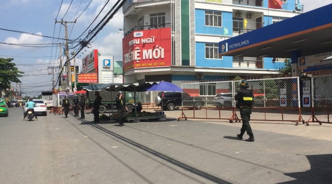 Một trạm xăng dầu bị phong tỏa, khám xét.