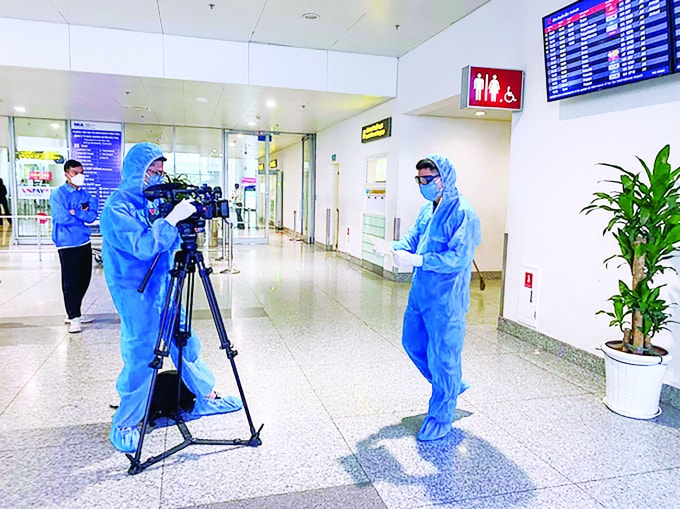 Phóng viên VTV tác nghiệp trong đại dịch Covid-19.