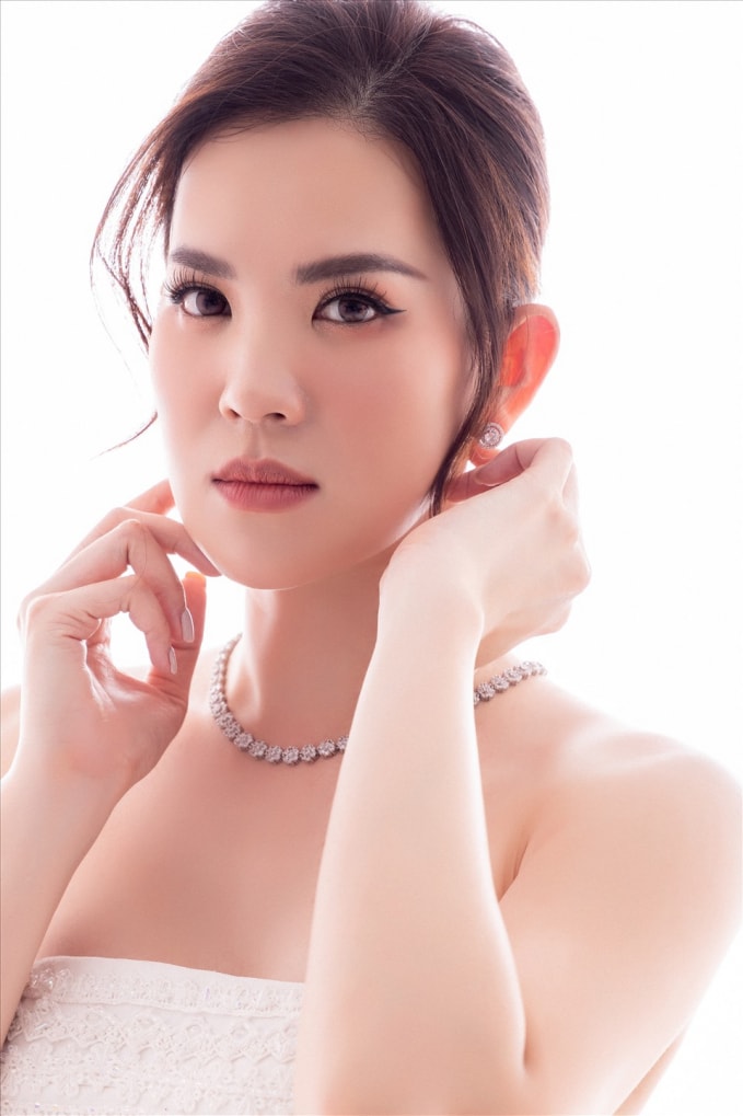 Sau gần 20 năm, Hoàng Oanh vẫn trẻ trung và xinh đẹp.