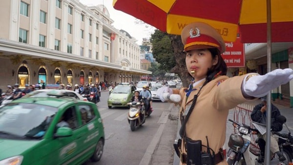 Công an TP Hà Nội điều khiển giao thông trong dịp Đại hội Đảng toàn quốc lần thứ XIII