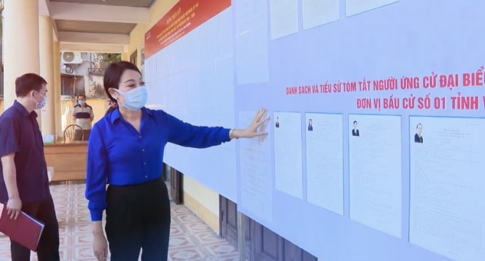 Bà Hoàng Thị Thúy Lan, UVBCH TW Đảng, Bí thư tỉnh ủy Vĩnh Phúc kiểm tra công tác bầu cử tại điểm bầu cử số 1.
