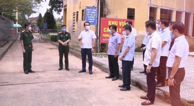 Ông Phạm Hoàng Anh - Phó Bí thư thường trực tỉnh ủy Vĩnh Phúc kiểm tra công tác bầu cử tại khu cách ly.