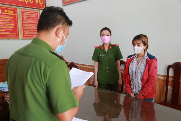 Cơ quan CSĐT tống đạt quyết định bắt tạm giam bà Lê Thị Kim Khánh - Nguồn: CA