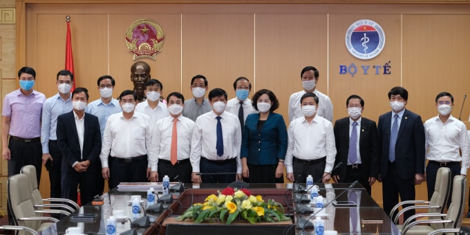 Bộ trưởng Y tế Nguyễn Thanh Long chụp ảnh cùng Thống đốc Ngân hàng Nhà nước và đại diện các ngân hãng tham gia ủng hộ chương trình.