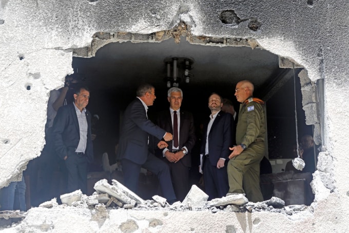 Ngoại trưởng Israel Gabi Ashkenazi nói chuyện với người đồng cấp Séc Jakub Kulhanek và người đồng cấp Slovakia Ivan Korcok khi họ đến thăm địa điểm một tòa nhà bị hư hại do tên lửa phóng từ Dải Gaza, ở Petah Tikva, Israel ngày 20 tháng 5 năm 2021 - Ảnh: REUTERS / Nir Elias