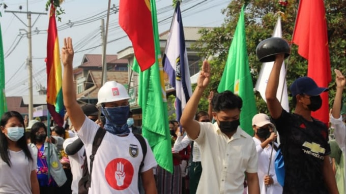 Người biểu tình phản đối cuộc đảo chính quân sự ở Dawei, Myanmar, vào ngày 13 tháng 4 - Ảnh: Reuters