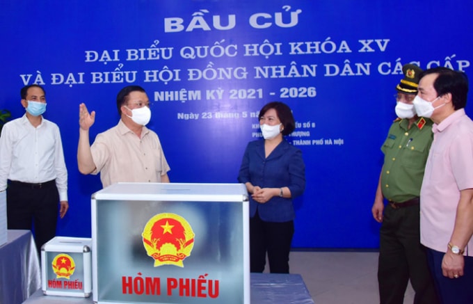 Bí thư Thành ủy Đinh Tiến Dũng kiểm tra tại Khu vực bỏ phiếu số 8, Trung tâm Văn hóa quận Tây Hồ