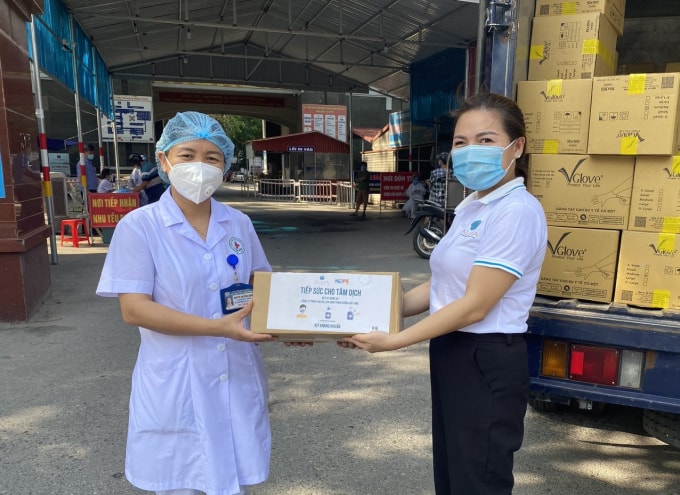 Đại diện Công ty ALMA và chị H.H, điều dưỡng Trung tâm Y tế huyện Thuận Thành. Ảnh:TL
