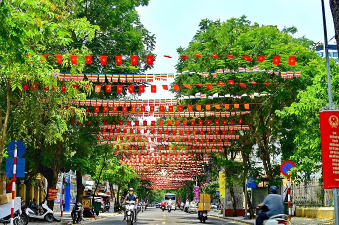 Phố phường Hà Nội rực rỡ cờ hoa hướng đến ngày bầu cử.
