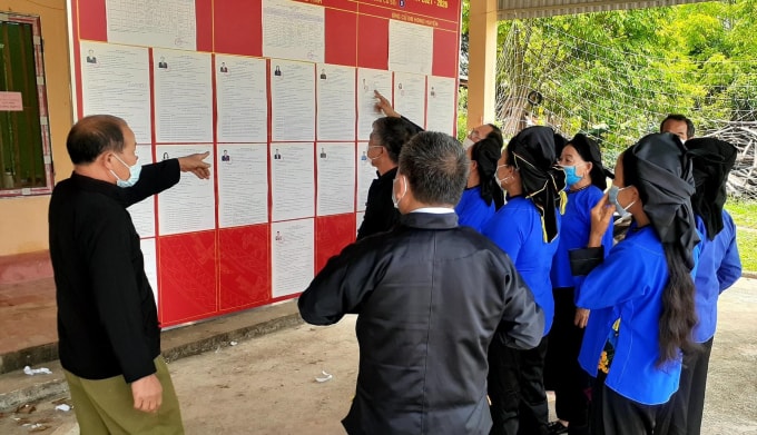 Các cử tri là đồng bào dân tộc Nùng tại xã Tân Thành huyện Hữu Lũng tìm hiểu thông tin về các ứng viên.