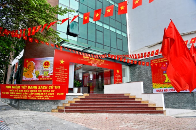 Tại các điểm bỏ phiếu, mọi công việc chuẩn bị cho ngày hội non sông đã hoàn thành. Ảnh: Khu vực bầu cử tại phường Liễu Giai, Ba Đình, Hà Nội.