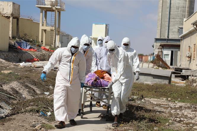 Chuyển thi thể bệnh nhân COVID-19 tại bệnh viện ở Mogadishu, Somalia. Ảnh: THX