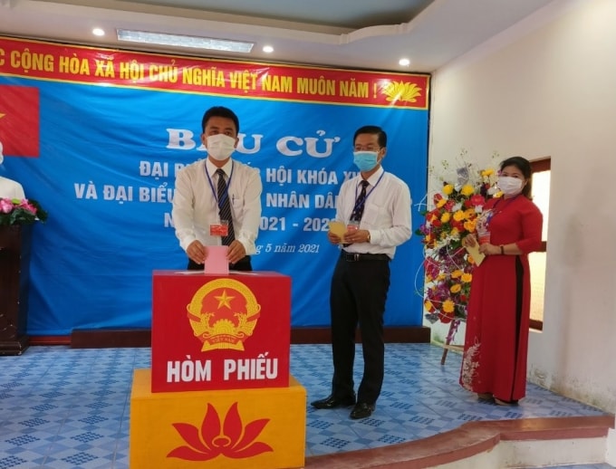 Cử tri thực hiện bỏ phiếu.