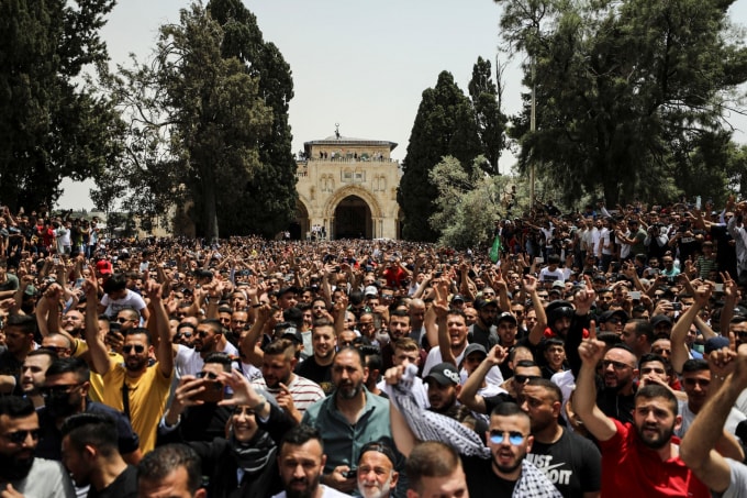 Người Palestine hô khẩu hiệu tại khu vực có Nhà thờ Hồi giáo Al-Aqsa, được người Hồi giáo gọi là Thánh địa cao quý và người Do Thái gọi là Núi đền, ở Thành phố cổ của Jerusalem, ngày 21 tháng 5 năm 2021 - Ảnh: REUTERS / Ammar Awad