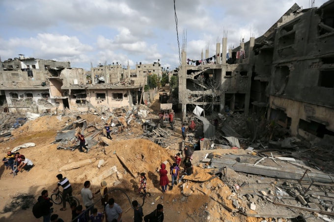Người Palestine trở về ngôi nhà của họ đã bị phá hủy bởi các cuộc tấn công của Israel, sau thỏa thuận ngừng bắn giữa Israel và Hamas, tại Gaza ngày 21 tháng 5 năm 2021 - Ảnh: REUTERS