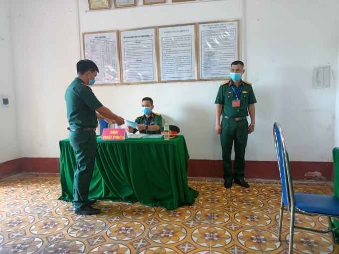 Khu vực phát phiếu cho cử tri. Tất cả đều tuân thủ nghiêm quy định phòng chống dịch.