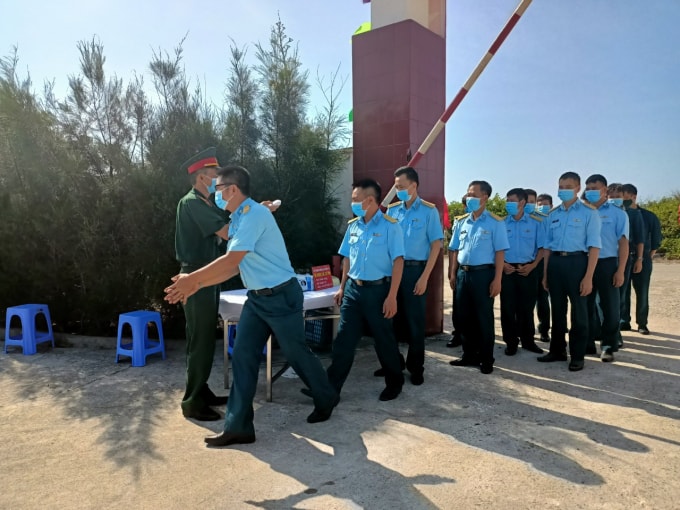 Cán bộ, chiến sĩ tham gia bỏ phiếu được kiểm tra thân nhiệt.