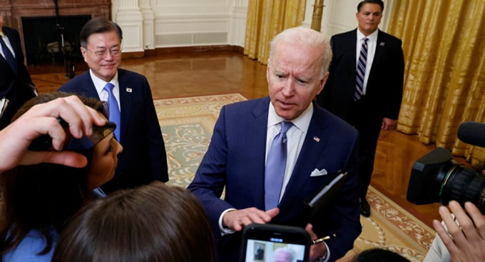 Tổng thống Mỹ Joe Biden và Tổng thống Hàn Quốc Moon Jae-in. Ảnh: Sputnik