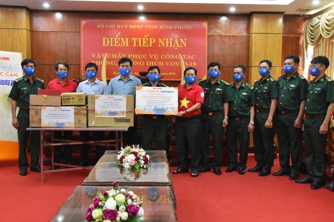 Ngoài trao tặng cờ tổ quốc Báo Người Lao Động đã trao tặng lực lượng Bộ đội Biên phòng tỉnh Bình Phước 4 giếng khoan, 100 thiết bị máy nghe sách nói, thẻ nhớ và nội dung sách với tổng kinh phí 125 triệu đồng. Ảnh: Tấn Thạnh