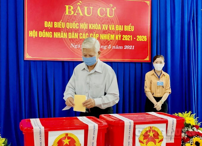 Nguyên Chủ tịch nước Nguyễn Minh Triết tham gia bỏ phiếu (ảnh: T.Kiên)
