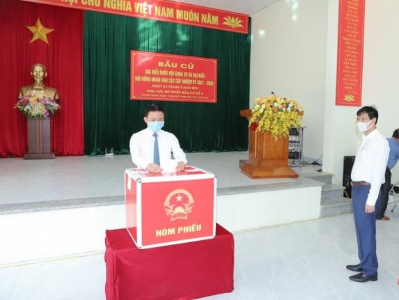 Ông Đỗ Trọng Hưng, Ủy viên Trung ương Đảng, Bí thư Tỉnh ủy Thanh Hóa bỏ phiếu tại đơn vị bầu cử số 4, phường Đông Vệ, TP. Thanh Hóa. Ảnh: MH
