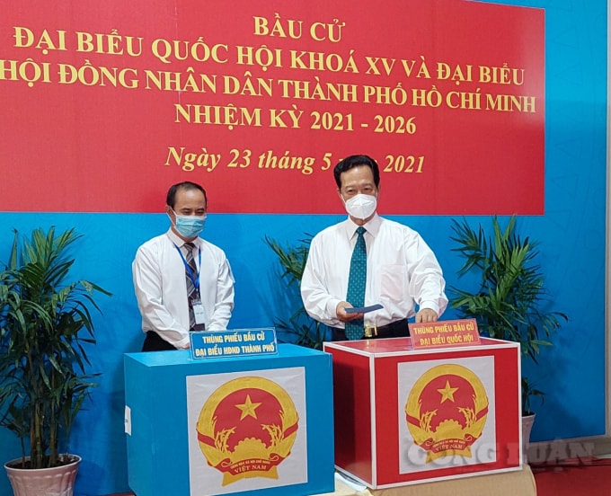 Nguyên Thủ tướng Nguyễn Tấn Dũng bỏ phiếu tại điểm bầu cử số 34