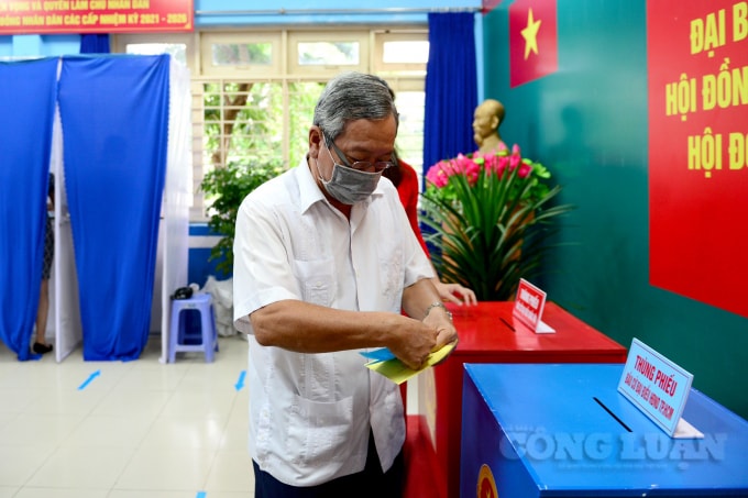 Ông Nguyễn Chí Thành là người bỏ phiếu đầu tiên tại điểm bỏ phiếu số 59 (ảnh: Quang Em)