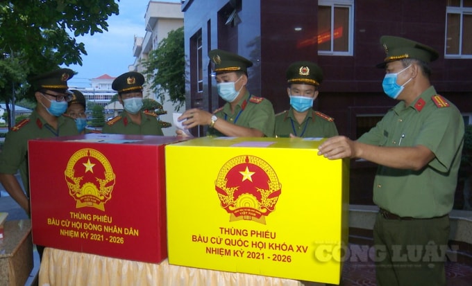 Kiểm tra và niêm phong thùng phiếu (ảnh: Minh Luân)