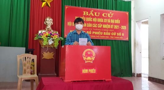 Tại TP. Thanh Hóa, nhiều cử tri đều đến rất sớm dự lễ khai mạc và tham gia bỏ những lá phiếu đầu tiên. Ảnh: Ánh Kim