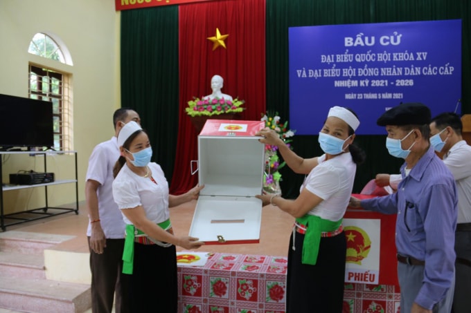Các hòm phiếu được kiểm tra kỹ càng, trước khi bỏ phiếu.