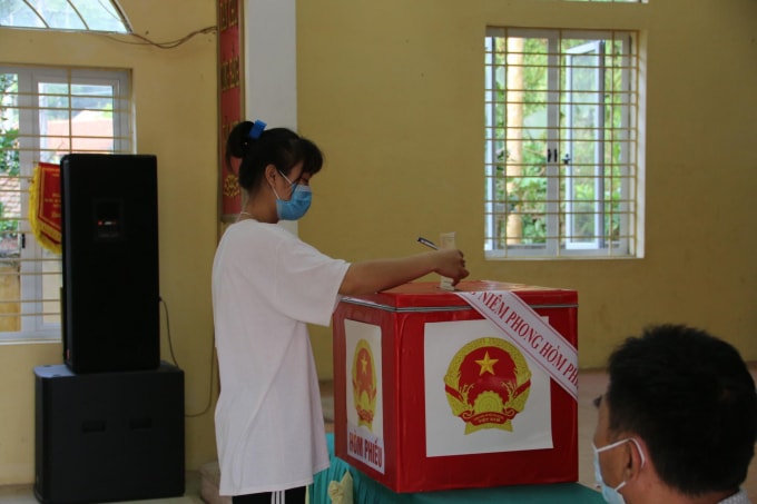 Cầm trên tay lá phiếu, chị Bùi Thị Hằng cho biết, sau khi tìm hiểu tiểu sử tóm tắt của các đại biểu, bản thân chị đã sớm có sự lựa chọn riêng. Cử tri này hi vọng những người trúng cử sẽ cống hiến thật nhiều, quan tâm hơn nữa tới đời sống nhân dân, không phụ sự tin tưởng của bàn con dân tộc nói riêng và nhân dân xã Đông Xuân nói chung.