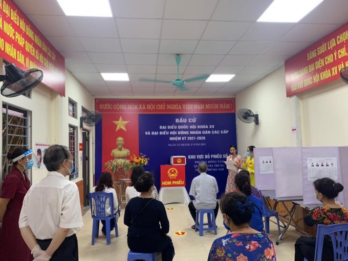 Tại tất cả các điểm bầu cử đều có cán bộ hướng dẫn cử tri thực hiện 5K, phòng, chống Covid-19.