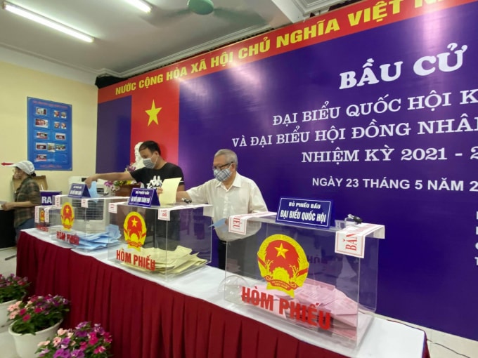 Cử tri bỏ phiếu tại điểm bầu cử nhà văn hoá Xóm Hà, phường Dịch Vọng, quận Cầu Giấy
