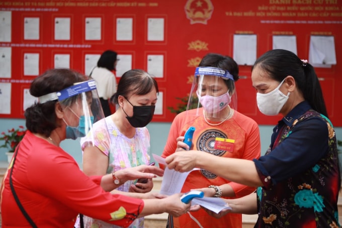 Tại các khu vực bỏ phiếu, không khí rộn ràng từ sáng sớm, cử tri trong trang phục lịch sự đã có mặt sẵn sàng chờ đến giờ bầu cử.
