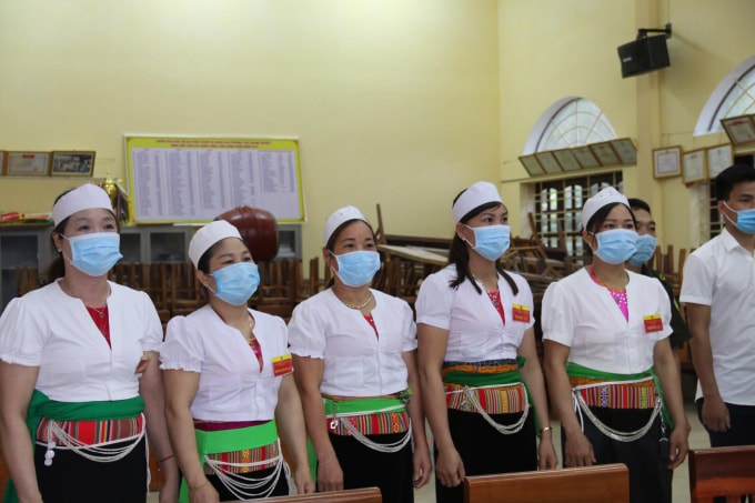 Tại Tổ bầu cử số 2 và Tổ bầu cử số 7, nhiều người dân có mặt trước giờ khai mạc để sẵn sàng bỏ phiếu. Nhiều cử tri khoác lên mình bộ trang phục truyền thống của người Mường với nét mặt hồ hởi, vui mừng tham gia “Ngày hội non sông”.