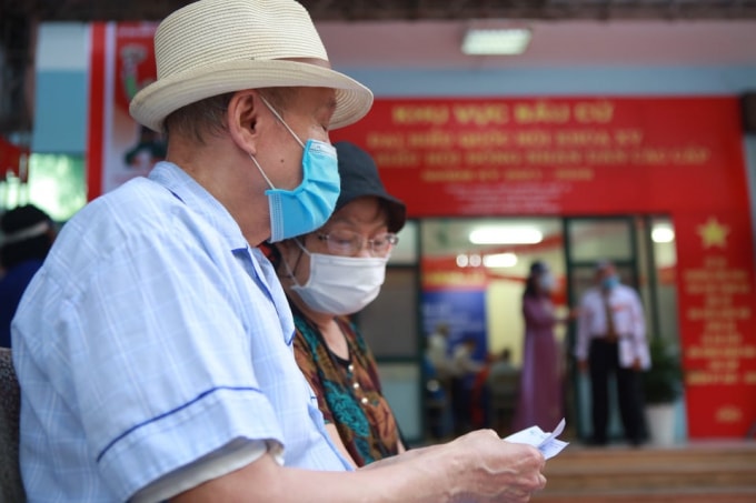 Cầm trên tay lá phiếu, cử tri Nguyễn Ngọc Linh (Khu vực bỏ phiếu số 4, phường Vĩnh Phúc, Ba Đình, Hà Nội) nói: “Hôm nay tôi rất vui khi đi bỏ phiếu để chọn người có đức, có tài bầu vào đại biểu Quốc hội khóa XV và HĐND các cấp”.