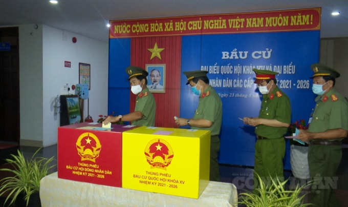 Lãnh đạo Công an tỉnh Bạc Liêu tiến hành bỏ phiếu