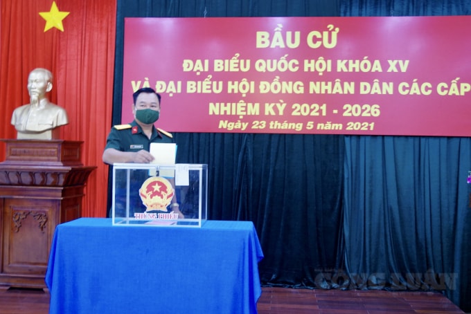Đại tá Trần Vinh Ngọc, Chính ủy Bộ Chỉ huy Quân sự tỉnh Long An bỏ phiếu bầu cử