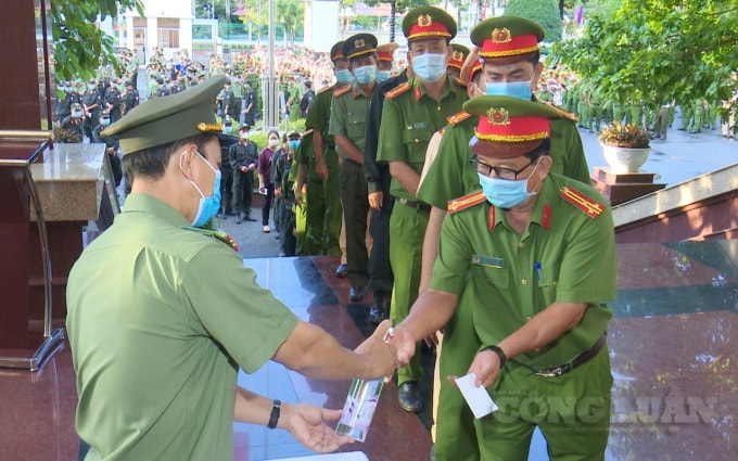 Công an tỉnh thực hiện sát khuẩn, đeo khẩu trang phòng dịch trước khi vào bỏ phiếu