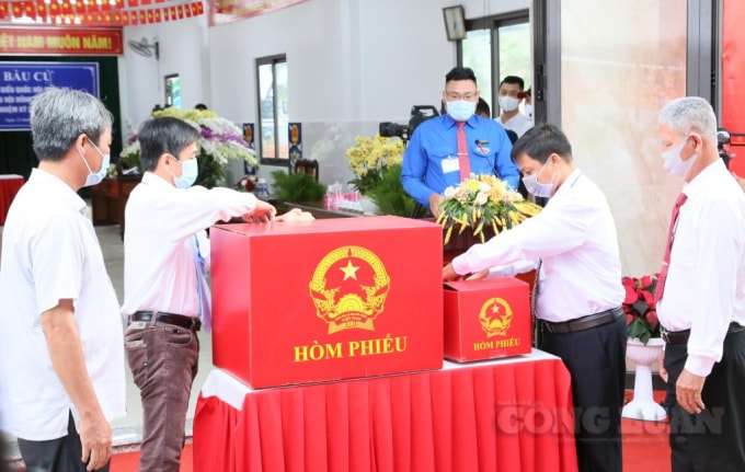 Các cử tri lần lượt tham gia bầu cử