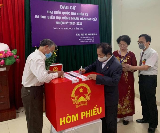 Hòm phiếu được kiểm tra trước khi tiến hành bỏ phiếu tại phường Đồng Tâm, quận Hai Bà Trưng, Hà Nội