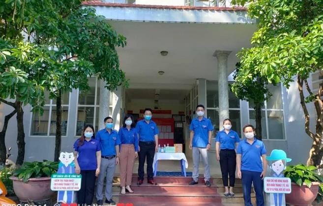 Tuổi trẻ huyện vùng cao Mường Lát hướng dẫn cử tri thực hiện nghiêm quy định 5K khi đến điểm bỏ phiếu. Ảnh: QD