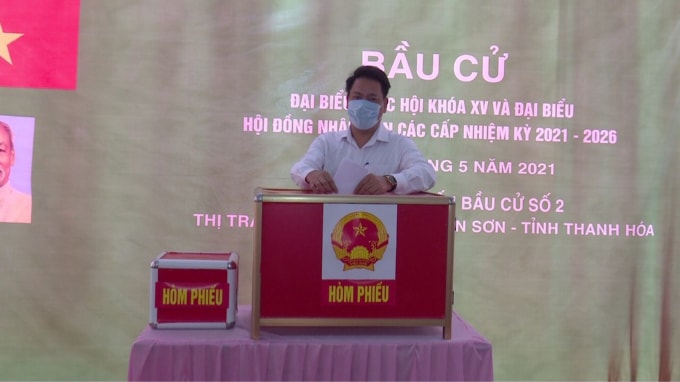 Ông Vũ Văn Đạt, Bí thư Huyện ủy Quan Sơn rất xúc động khi thấy đồng bào, cử tri các dân tộc trong huyện nô nức đi bầu cử. Ảnh: VĐ