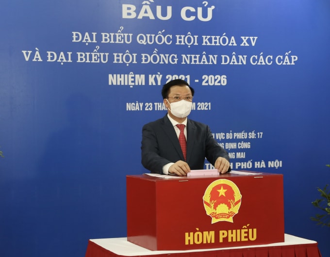 Bí thư Thành uỷ Đinh Tiến Dũng bỏ phiếu bầu cử tại khu vực bỏ phiếu số 17 (phường Định Công, quận Hoàng Mai).