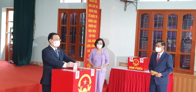 Chủ tịch Quốc hội Vương Đình Huệ bỏ phiếu bầu cử.