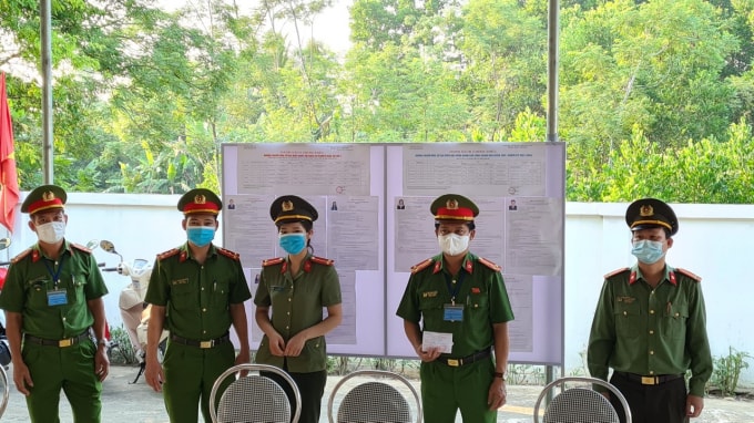 Cán bộ, chiến sỹ công an huyện miền núi Như Thanh vừa bỏ phiếu bầu cử thực hiện quyền và nghĩa vụ công dân vừa tham gia đảm bảo an ninh trật tự cho công tác bầu cử. Ảnh: QD