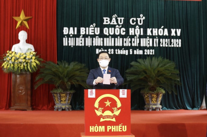 Chủ tịch Quốc hội Vương Đình Huệ thực hiện quyền công dân - bỏ phiếu bầu cử.